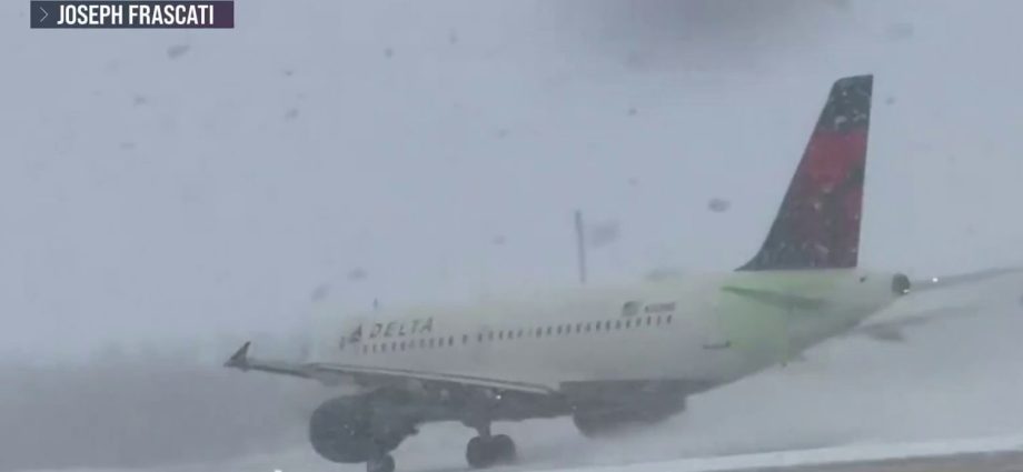 snowstorm-scrubs-thousands-of-flights-during-busy-travel-weekend