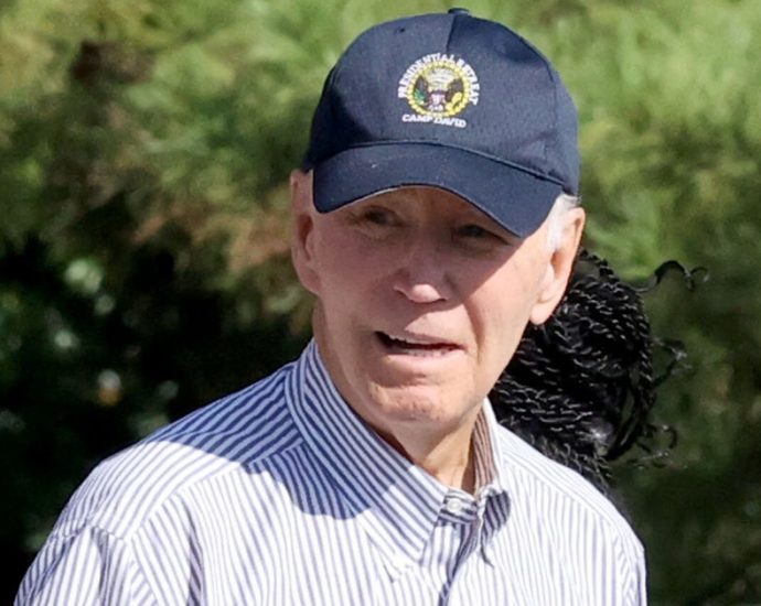 joe-biden’s-family-christmas-photo-gets-attention-for-the-wrong-reason