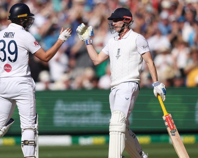 england-win-chaotic-fourth-ashes-test-against-australia-in-melbourne