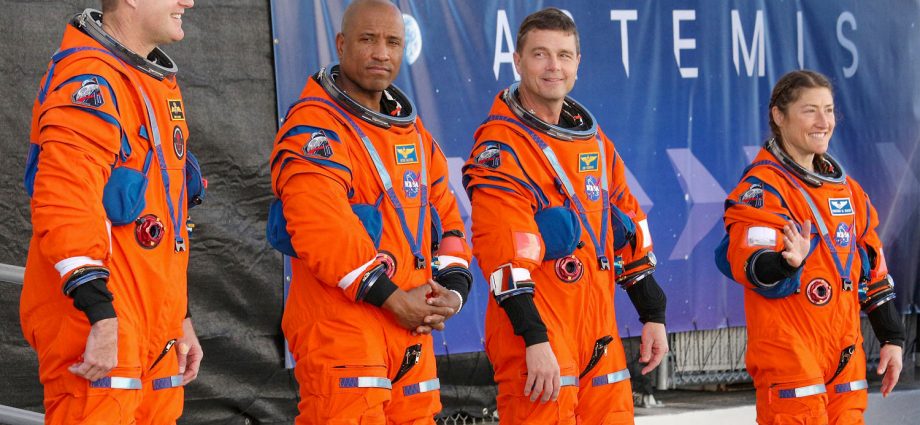 2026-will-be-the-year-nasa-astronauts-fly-around-the-moon-again-—-if-all-goes-to-plan