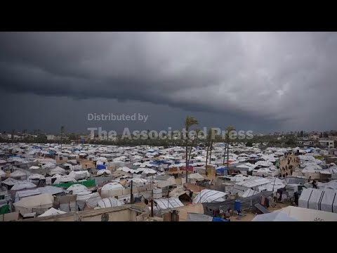 displaced-families-in-central-gaza-endure-cold-weather-and-brace-for-more-rain