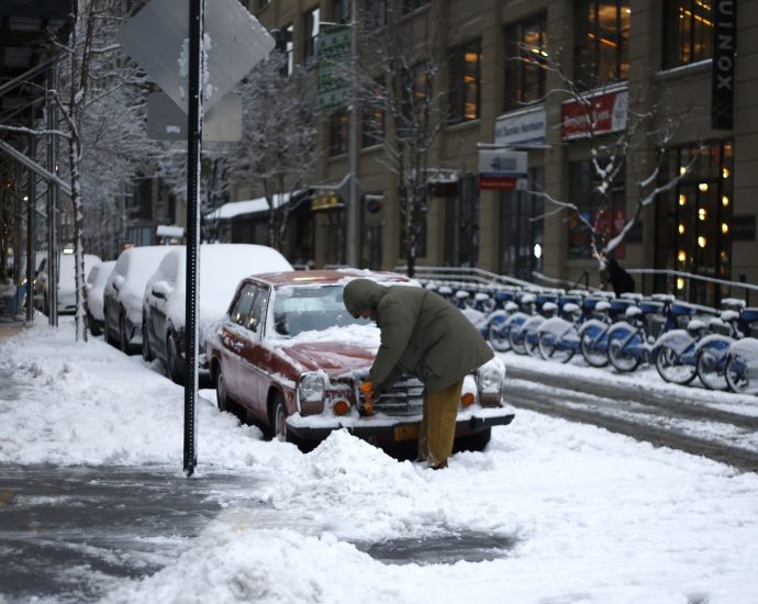new-york,-surrounding-area-hit-with-snow-and-ice;-thousands-of-flights-delayed