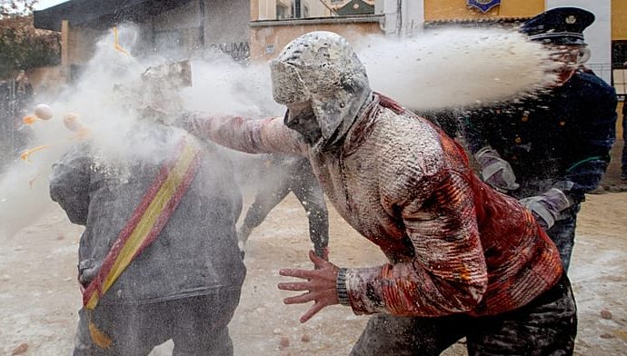 els-enfarinats:-revelers-battle-with-flour-and-eggs-in-traditional-spanish-festival