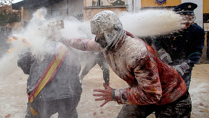 els-enfarinats:-revelers-battle-with-flour-and-eggs-in-traditional-spanish-festival