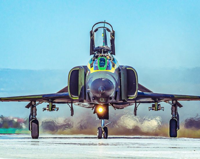 how-many-f-4-phantoms-were-built?