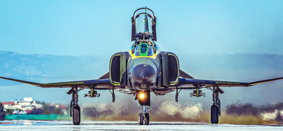 how-many-f-4-phantoms-were-built?