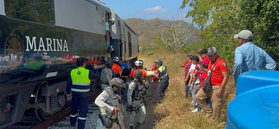 train-derails-in-southern-mexico,-killing-13-and-injuring-dozens
