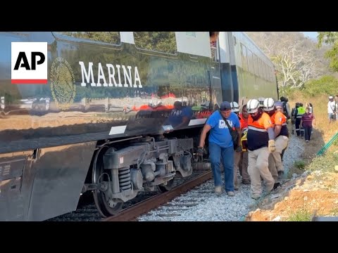 interoceanic-train-derails-in-southern-mexico,-killing-at-least-13