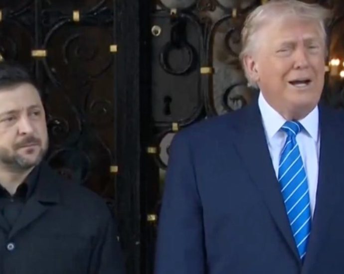 the-traitor-snaps-at-reporter-over-‘dumb-question’-while-greeting-zelenskyy-at-mar-a-lago