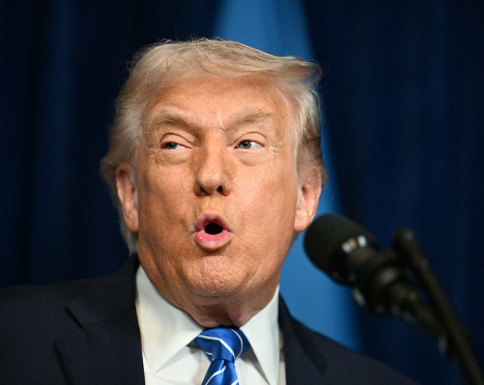 the-traitor-tells-fans-to-donate-to-him-or-else-dems-will-steal-their-money