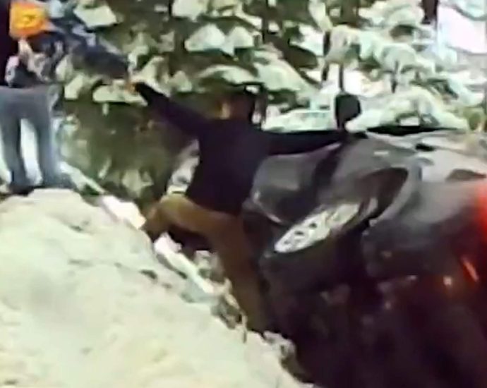 good-samaritans-rescue-family-from-mountain-road-crash