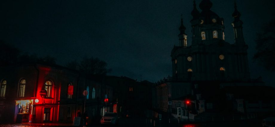 ukraine-works-around-clock-to-restore-power-for-9,000-households-on-kyiv’s-left-bank,-while-russia-may-plan-another-attack-soon