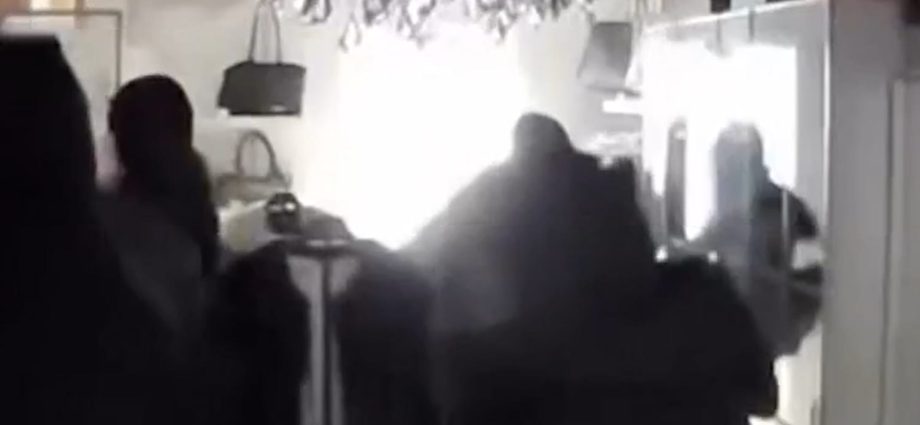 masked-suspects-clear-out-chicago-shop-in-2-minute-heist