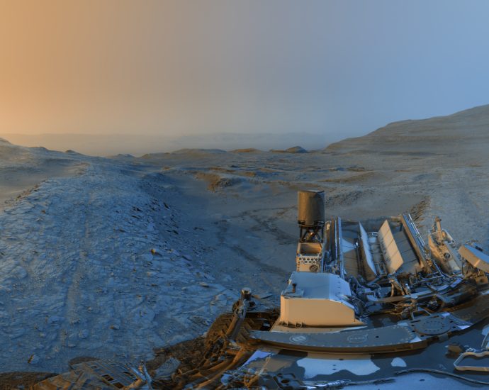 curiosity-sends-holiday-postcard-from-mars
