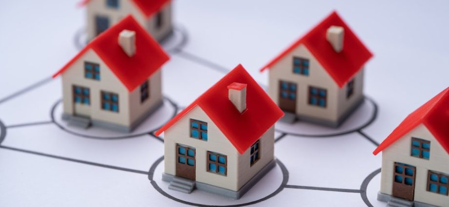 homeowner-advocates-fight-back-against-hoas