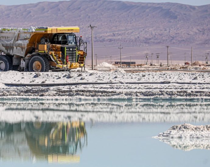 Chilean firms partner to form giant company to exploit lithium