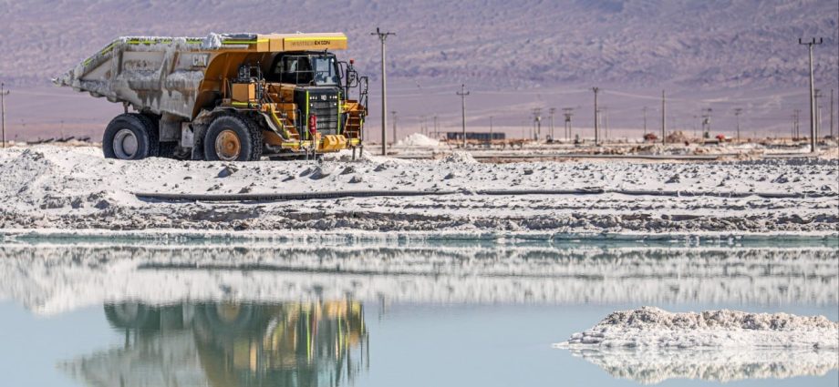 Chilean firms partner to form giant company to exploit lithium