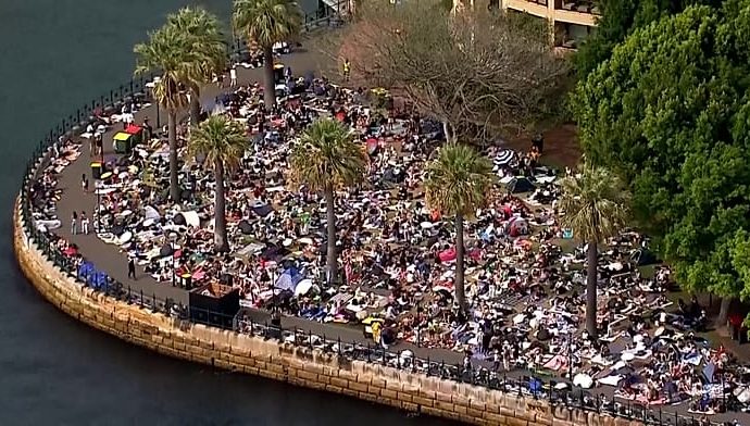 crowds-gather-early-at-sydney-harbour-for-new-year’s-eve-fireworks