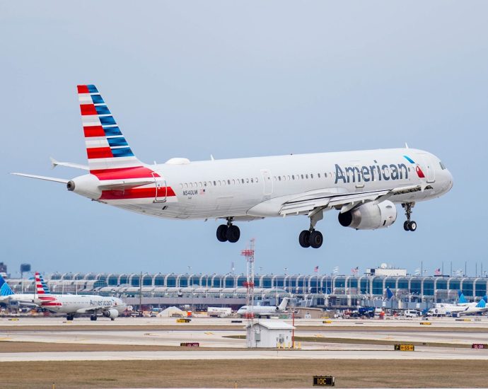 american-airlines-suffers-chicago-ground-stop-after-snow-melter-reportedly-catches-fire