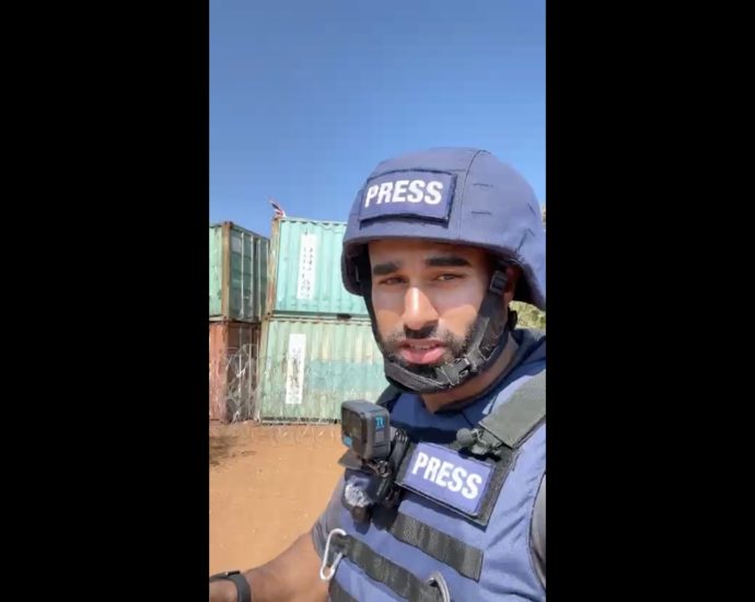 thai-forces-blockade-cambodian-village-with-shipping-containers