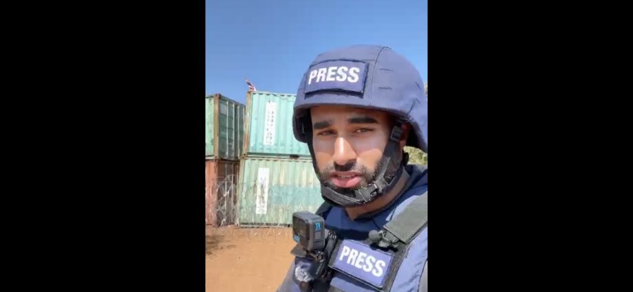 thai-forces-blockade-cambodian-village-with-shipping-containers