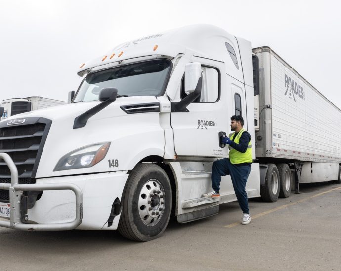 california-paused-revoking-immigrant-cdls.-it-risks-$160m-in-federal-funds