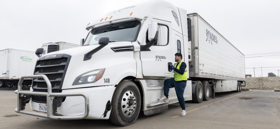 california-paused-revoking-immigrant-cdls.-it-risks-$160m-in-federal-funds