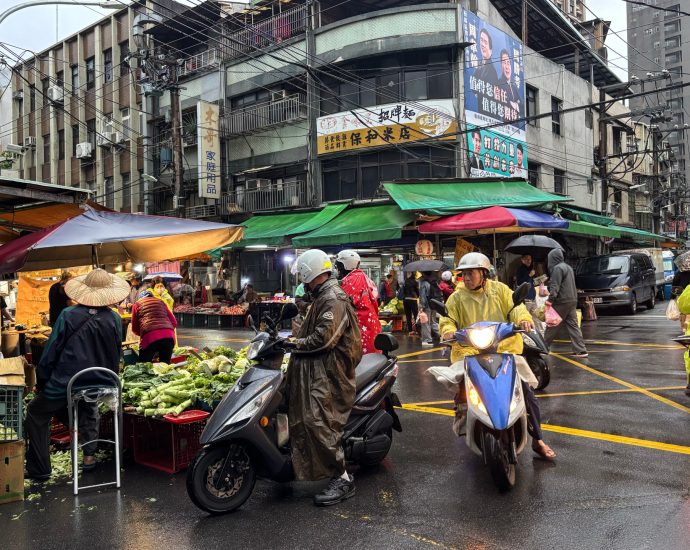 ‘we’re-not-scared’:-life-in-taiwan-goes-on-amid-major-chinese-war-games