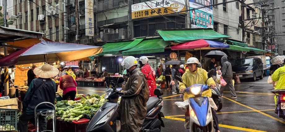 ‘we’re-not-scared’:-life-in-taiwan-goes-on-amid-major-chinese-war-games