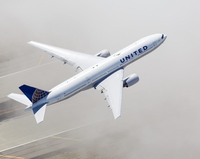 stored,-not-retired:-united-airlines-ferries-another-boeing-777-200-to-victorville