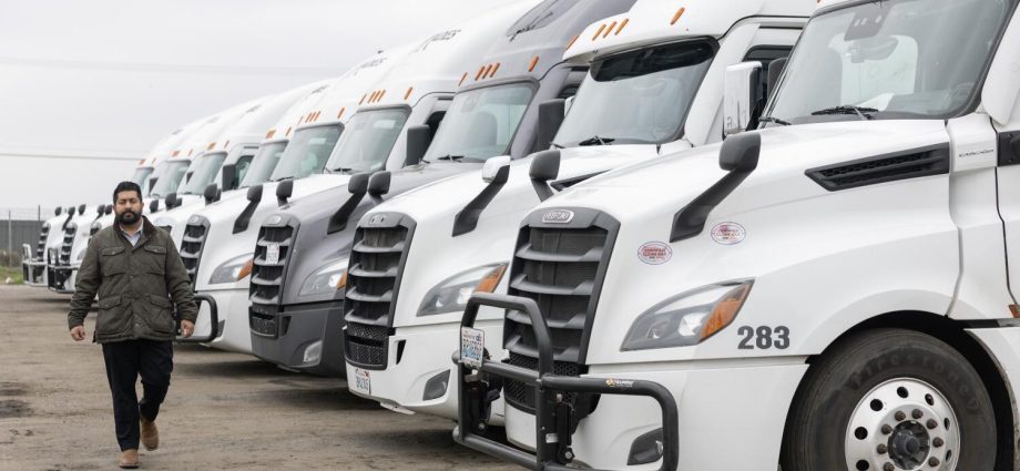 california-sets-up-a-showdown-with-washington-by-reissuing-licenses-to-migrant-truckers