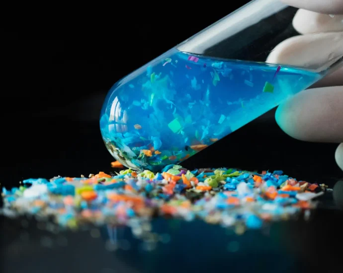 microplastics-are-leaking-invisible-chemical-clouds-into-water