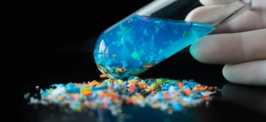 microplastics-are-leaking-invisible-chemical-clouds-into-water