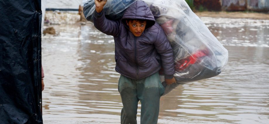 doctors-fear-‘swamp-fever’-spreading-in-flood-hit-gaza