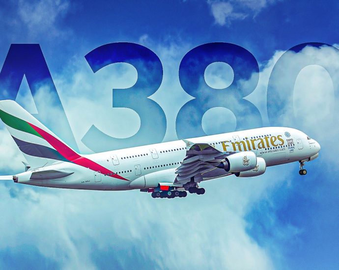 emirates-airbus-a380-returns-to-london-due-to-gear-door-issues