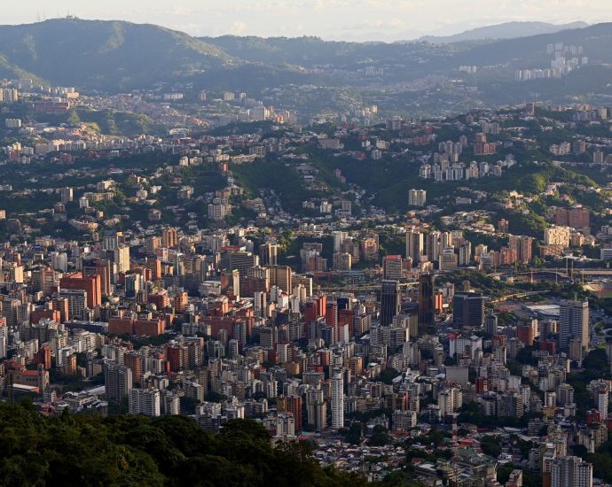 explosions-heard-over-venezuelan-capital-caracas-amid-us-tensions