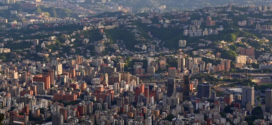 explosions-heard-over-venezuelan-capital-caracas-amid-us-tensions