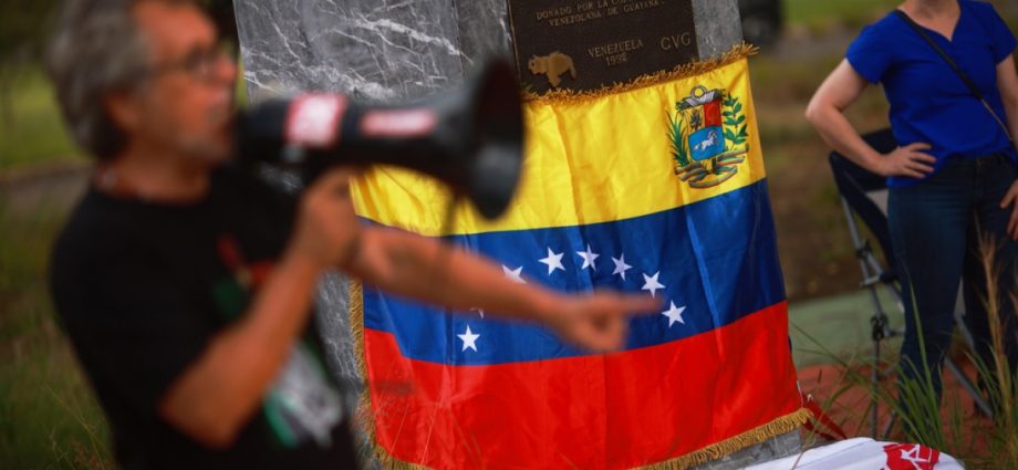 venezuela-temporarily-closes-border-with-brazil-following-us-strike