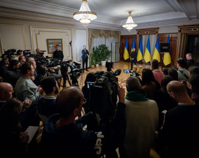 uk-and-france-troop-deployment-is-“mandatory”-for-security-guarantees,-zelenskyy-says