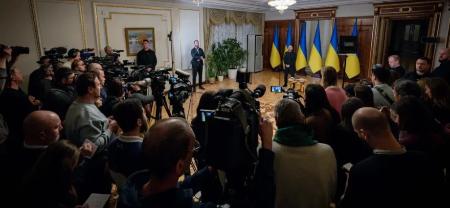 uk-and-france-troop-deployment-is-“mandatory”-for-security-guarantees,-zelenskyy-says