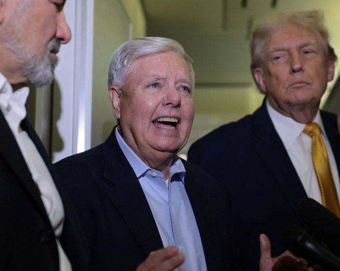 the-traitor-poses-with-‘make-iran-great-again’-hat-after-maduro-abduction