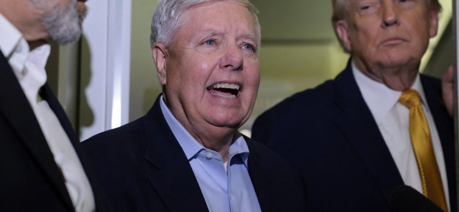 the-traitor-poses-with-‘make-iran-great-again’-hat-after-maduro-abduction