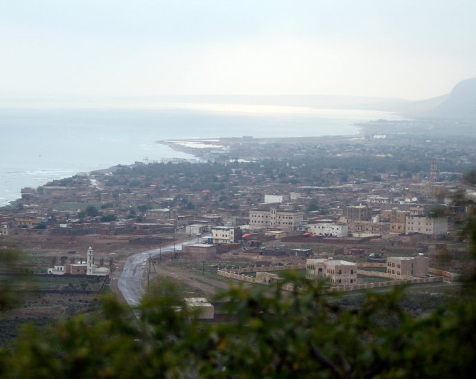 hundreds-of-tourists-stuck-on-yemeni-island-as-tensions-simmer-on-mainland