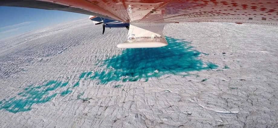 a-greenland-glacier-is-cracking-open-in-real-time