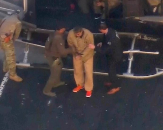 americans-evenly-split-on-maduro’s-abduction,-poll-shows