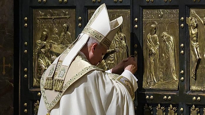 pope-leo-xiv-closes-the-holy-door-at-st-peter’s-to-end-jubilee-year