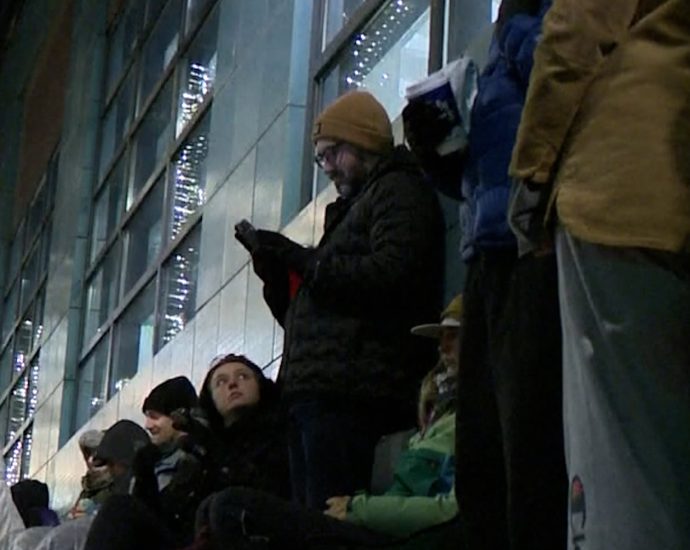 couples-wait-overnight-to-secure-wedding-spots-at-oregon-parks