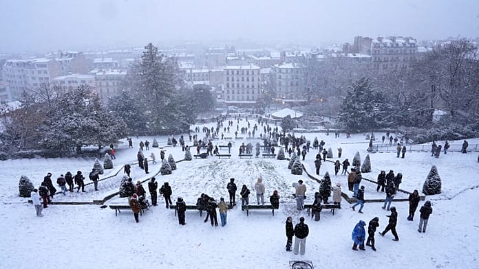 paris-under-blanket-of-snow-as-temperatures-drop-below-zero