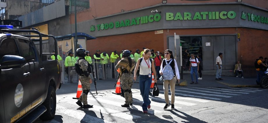 price-hikes,-queues-and-tension:-venezuela-shoppers-uneasy-after-us-bombing