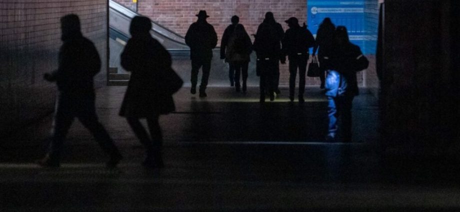 parts-of-berlin-still-without-power-after-sabotage—ukrainians-organize-one-of-the-warming-shelters